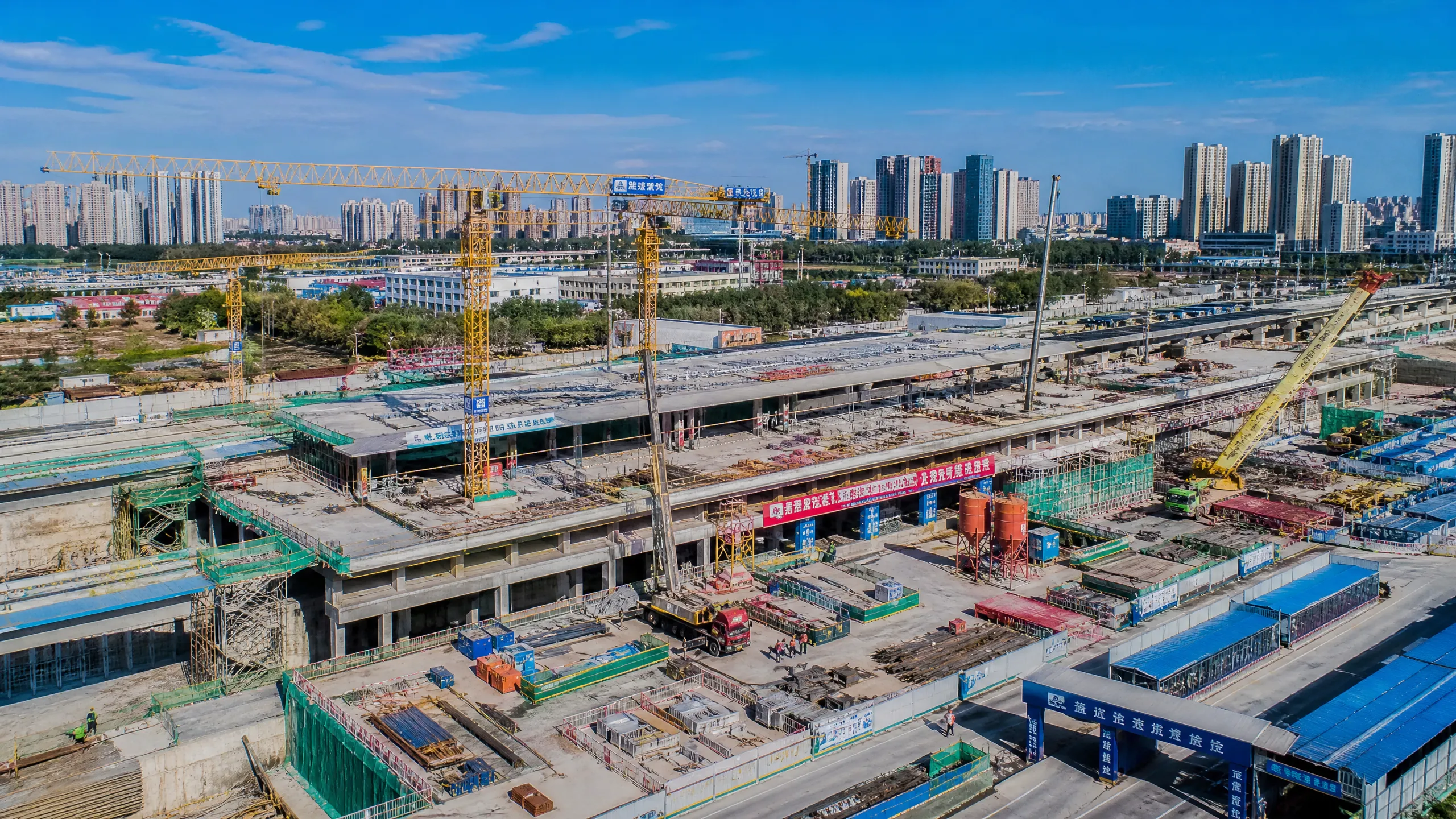 城市轨道交通建﻿设施工现场航拍